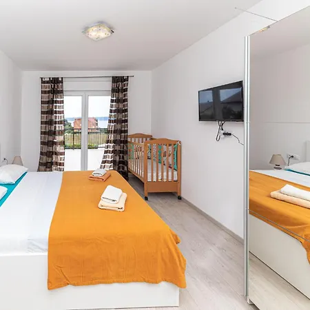 Amazing In Kastel Kambelovac With Kitchen Vakantiehuis