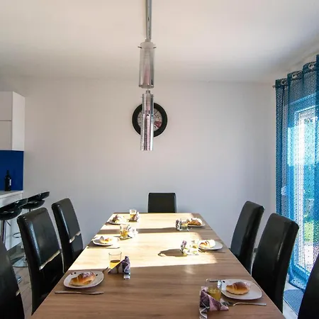 Amazing In Kastel Kambelovac With Kitchen Vakantiehuis *