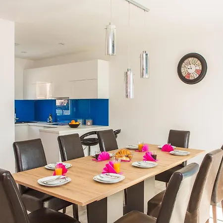 Vakantiehuis Amazing In Kastel Kambelovac With Kitchen *