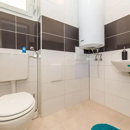 Amazing In Kastel Kambelovac With Kitchen Vakantiehuis Kaštela