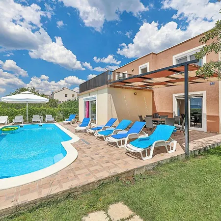 Amazing In Kastel Kambelovac With Kitchen *