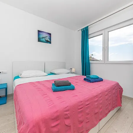 Vakantiehuis Amazing In Kastel Kambelovac With Kitchen