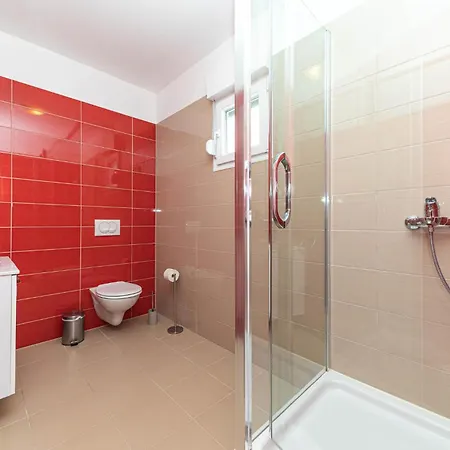Amazing In Kastel Kambelovac With Kitchen Vakantiehuis *