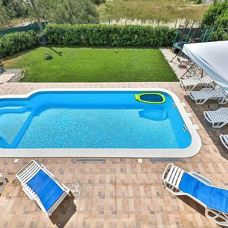 Vakantiehuis Amazing In Kastel Kambelovac With Kitchen *