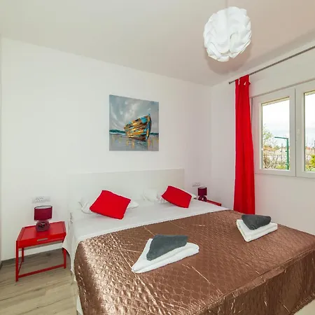 Amazing In Kastel Kambelovac With Kitchen *