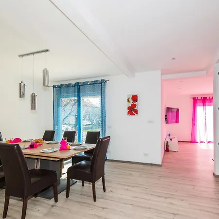 Amazing In Kastel Kambelovac With Kitchen Vakantiehuis *