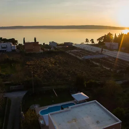 Amazing In Kastel Kambelovac With Kitchen Kaštela
