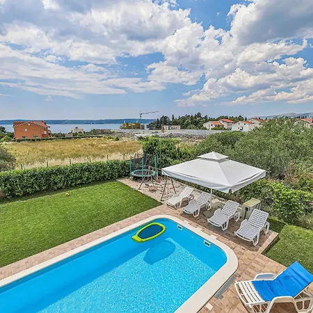Amazing In Kastel Kambelovac With Kitchen Vakantiehuis