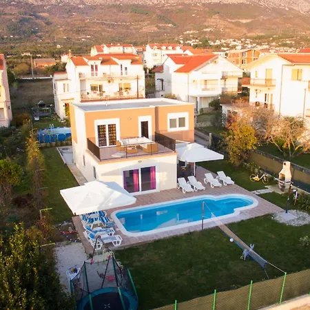 Amazing In Kastel Kambelovac With Kitchen *