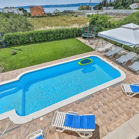 Amazing In Kastel Kambelovac With Kitchen Kaštela