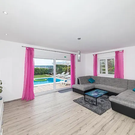 Amazing In Kastel Kambelovac With Kitchen *